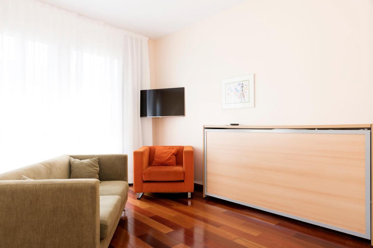 Apartamentos Sabinas El Pilar Zaragoza Bagian luar foto